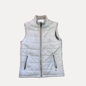 zara väst - tjo! Säljer min Zara Väst I storlek S. Sälj den då jag rensa garderoben för våren. lite nopprig som man ser på bilden men går att ta bort med en nopper borttagare! 