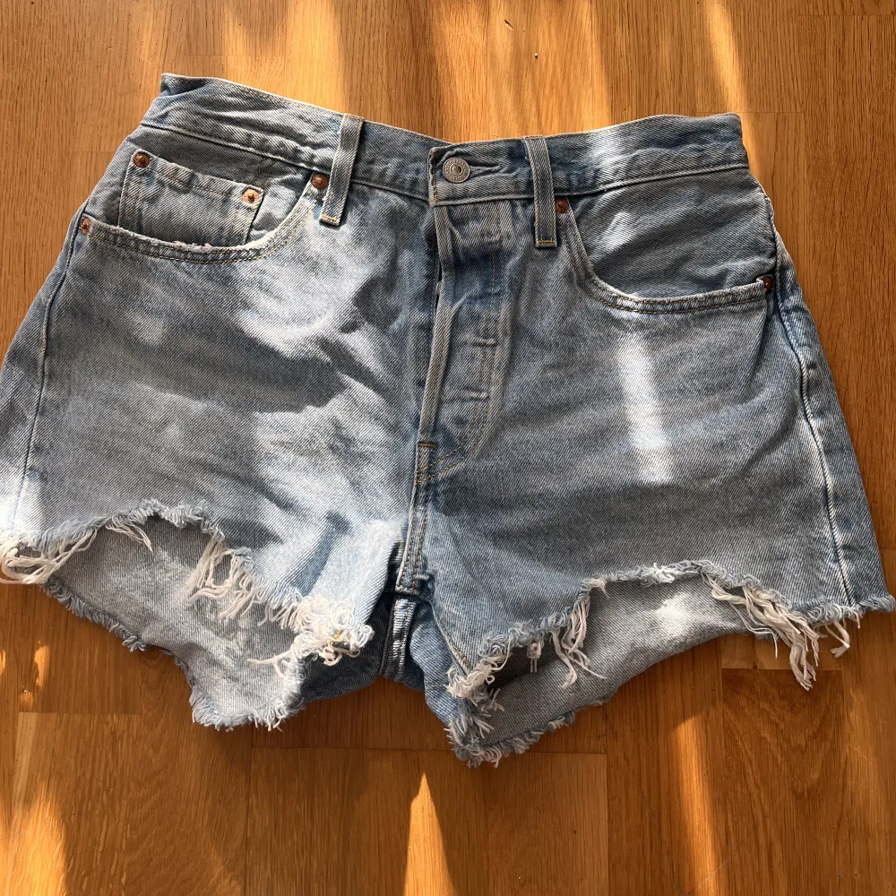 Ett par Levis jeans short köpta på nakd! För ca 700kr! Jag säljer för 350kr. Aldrig använda, endast provade! Säljer då dem blivit för små! . Shorts.