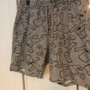 Snygga oversized shorts med Bart Simpsons motiv, använda men i bra skick