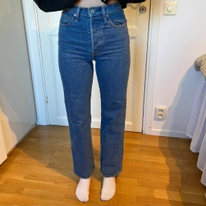 Levi’s Ribcage Straight Jeans - Säljer mina mörkblå jeans från Levi’s eftersom dom inte längre kommer till användning och börjar bli lite korta för mig som är 166 cm. 😊  Byxorna är fortfarande i väldigt bra skick.  I storlek 25. 💞
