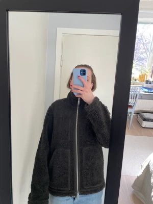 Pilejacka från Arket - Pilejacka från Arket i mörkgrön. Nyskick.