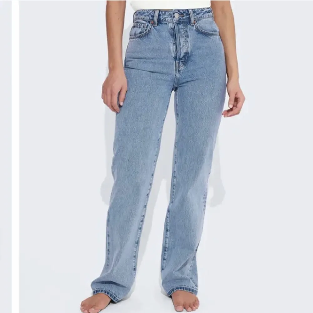 Jättesnygga jeans i den perfekta blåa färgen, även väldigt långa i benen. Bilderna är lånade, skriv privat för egna. Dem är inte upprätta där nere som på de andra bilderna. 💓😊. Jeans & Byxor.