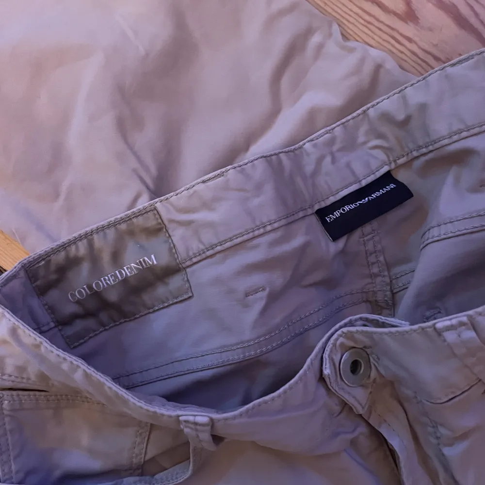 Tyvär är dessa snygga chinos för små för mig och säljs därför. Max använda 3 gånger då de inte passar min stil.  Armani chinos i en beige färg Storlek: 29 Färg: beige Skick: 9/10   Nypris: 1600. Jeans & Byxor.