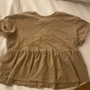 T-shirt - Säljer en basic t-shirt från Bershka. Inte använd mer än 3 ggr. 