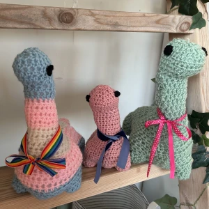 Virkade dinosaurier  - Dinosaurier som jag virkar själv. Välj färg / färger (+25 för flerfärgad) 