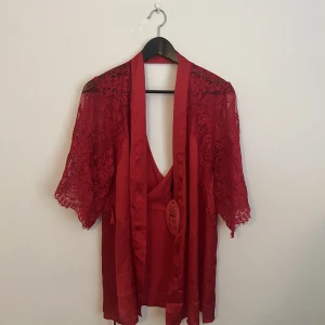 Kimono - Spets kimono från Hunkemöller. Aldrig använd