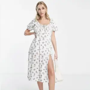 Säljer denna superfina klänning köpt från asos förra sommaren då den tyvärr inte kommer till användning då den inte är min stil längre. använd tre gånger och i nyskick!🥰🌸🌷🌼🌹