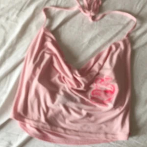knyt top - En rosa knyt top från ”PRETTYLITTLETHING”. Har aldrig använt. Typ öppen rygg. Står storlek: ”UK6, US8, EU40” alltså storlek M skulle nog också passa L. 