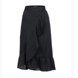 Neo noir kjol mika  - Säljer mika solid wrap skirt i toppskick! Pris kan diskuteras vid snabb affär!   Nypris 699:-