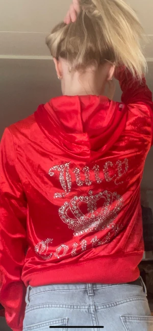 Rött juicy sätt - Skriv vid intresse, pris kan diskuteras. Köpt för 700 på aliexpress.  Bra kvalitet. Säljer pga att byxorna var lite för stora för mig. Inte lika glansigt tyg i verkligheten men tog bild med blixt på mobilen.