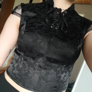 Gothic viktoriansk topp - Säljer detta fina linne då det tyvärr är för litet, står att det är M men sitter mer som en xs-s, har en dold dragkedja vid sidan så de är lättare att få på. Aldrig använd.