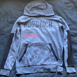 Hoodrich dress - Säljer dressen eftersom den kommer knappt till användning, 7/10 i skick. Möts upp i Stockholm. Pris kan diskuteras vid snabb affär 