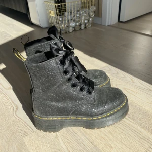 Glittriga Dr Martens - Ett par glittriga Dr martens med satin snören. Köpta för 1 år sen. Nypris: 1800.  Storlek 38, US 7. 