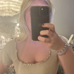 Topp - Säljer denna supersöta topp då den inte kommer till användning. Den är väldigt töjbar, så skulle säga att den passar S-L❣️ Inte använd många gånger, inga defekter. 