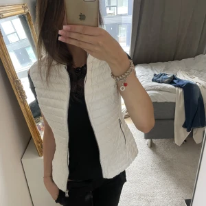 Colmar  - Jätte fin vit väst från colmar som knappt har används, nypris 2890kr 🤍💕