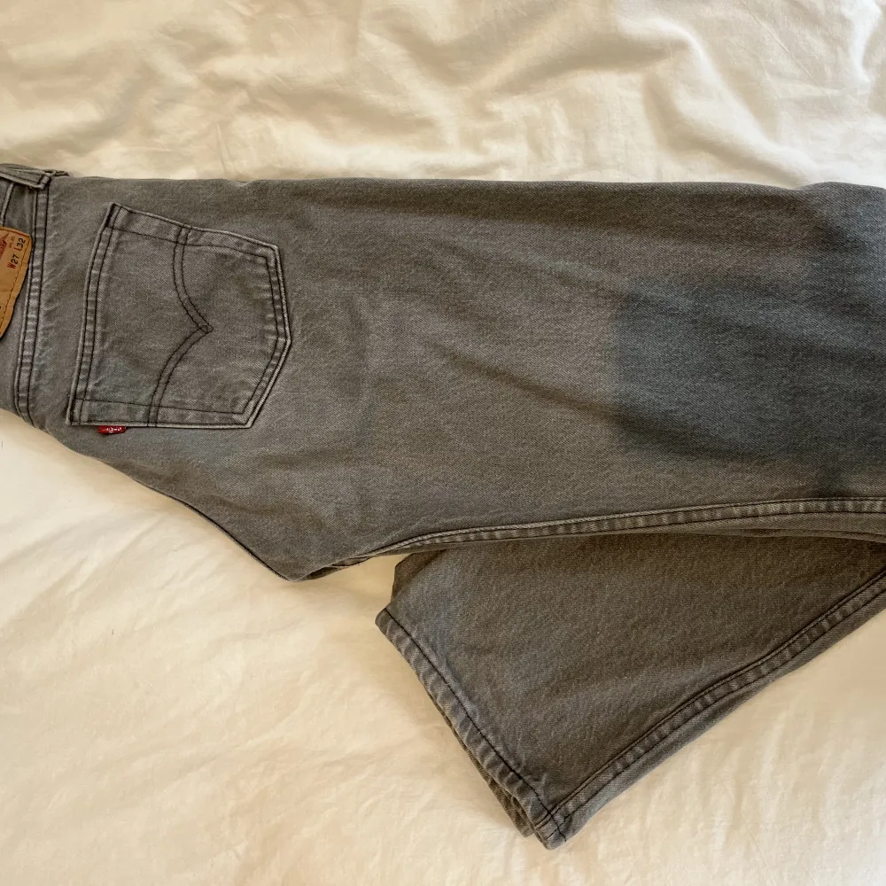 Ursnygga gråa Levis jeans som jag säljer då jag vuxit ur dem. Storleken är W27 L32 och passformen midwaist med straight leg. Sparsamt använde utan defekter.  . Jeans & Byxor.
