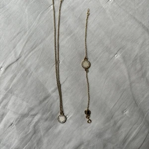 MARC Jacobs smycken  - Säljer ett armband och halsband från MARC Jacobs! Guld med vit bricka 