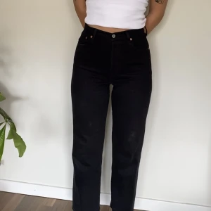 Levis straightleg ribcage - Skitsnygga Levis ribcage i storlek w26 L27 ! I superfint skick med en lite vit fläck på ena byxbenet som troligtvis går bort vid försök!! Har även ett par blå av samma modell och storlek uppe! 
