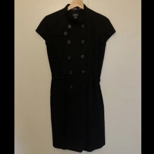 Svart klänning  - Svart klänning från Mexx. Storlek 36