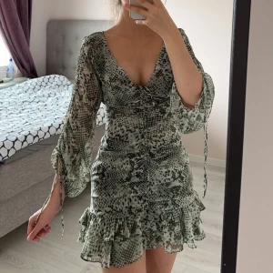 Klänning - Suuuper fin klänning som tyvärr inte kommer till användning. Helt ny med prislapp på och bra skick. 🩷