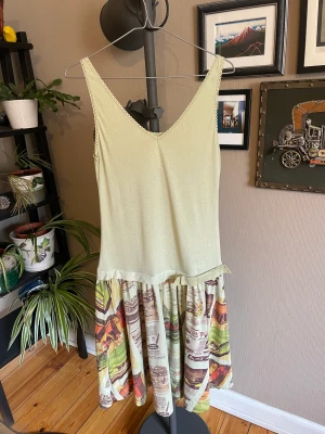 Custo klänning - Custo Barcelona. ett mindre hål runt lappen bak som jag själv lagat, se bild. Nypris 1400kr