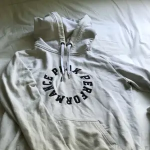 Säljer denna Peak performance hoodie som inte kommer till användning nå mer, ett av snören har ingen metall sak som man ser på bilden , säljs för 160kr plus frakt❣️