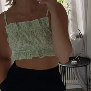 Sommar topp - Somrig topp från hm med blommor på!💚 endast testad 