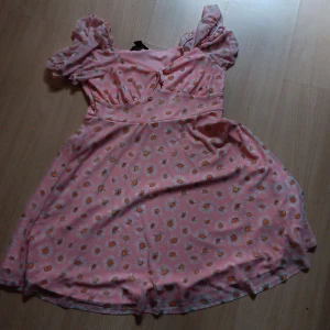 söt klänning˖⁺‧₊˚♡˚₊‧⁺˖ - ˖⁺‧₊˚♡˚₊‧⁺˖ en klänning som jag tyvärr inte använder, storlek M och jätteskön att ha! pris kan diskuteras, står ej för slarv med posten. kan skicka fler bilder.˖⁺‧₊˚♡˚₊‧⁺˖