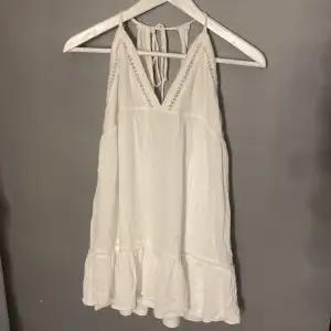 Fin vit klänning från pull & bear ❤️ Använt 1 gång