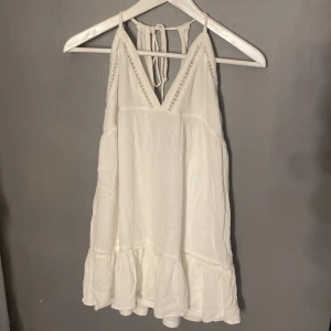 Klänning  - Fin vit klänning från pull & bear ❤️ Använt 1 gång