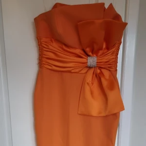 Aftonklänning  - Storlek 36-38. Använd i bara ett par timmar. 