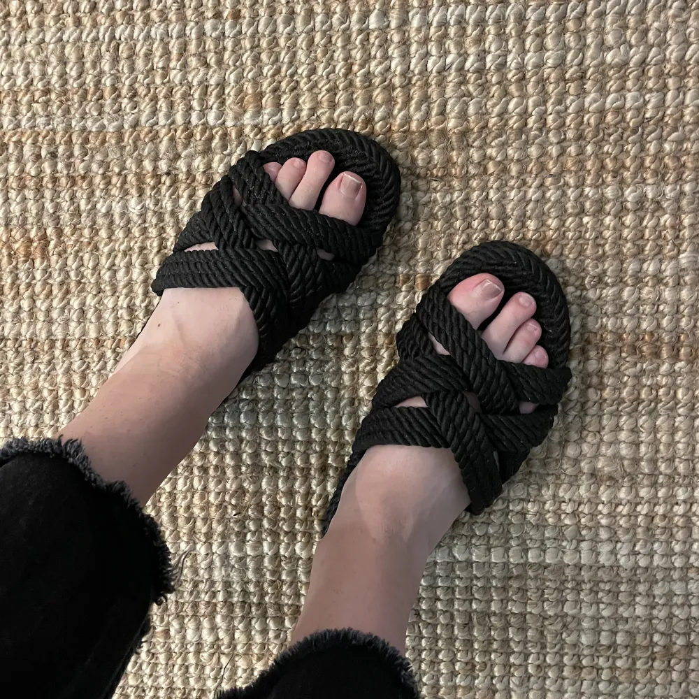 Flätade sandaler från Duffy 🖤Svarta 🦶Storlek 39 ✨ I princip helt oanvända pga lite för små i storleken. Har vanligtvis 38/39, men skulle säga att dessa nog passar en med storlek 37/38 bättre. . Skor.