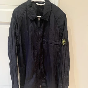 Stone island overshirt - Tja! Säljer denna limiterade overshirten ifrån Stone Island. Skick 10/10, Köpt på NK Göteborg för strax över 4000 kr. MvH resellgarms 😀 