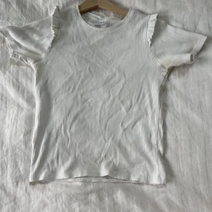 T-shirt - Söt tight zara t-shirt med volangärmar! Passar till allt!💕💕