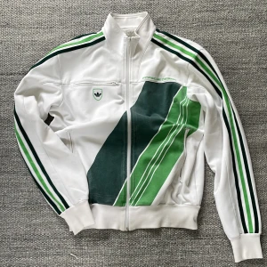 Adidas vintage track  - Vintage track top från adidas Porsche! Sjukt fet tröja! Size L sitter lite mer som M! 