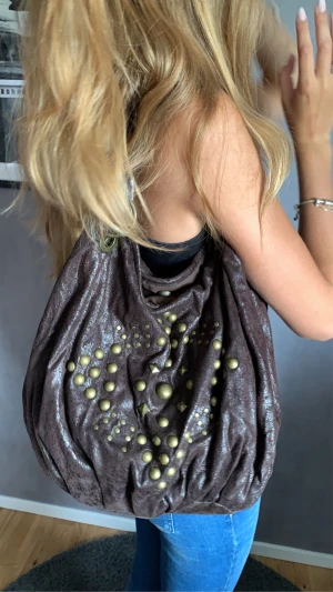 Väska med guldiga nitar💛⭐️ - Köp precis, jätte fin väska med fina detaljer.💗⭐️En väska med utrymme, då väska e stor och passar till det mesta. Kunden står för frakten. Skriv till mig för fler bilder.💛