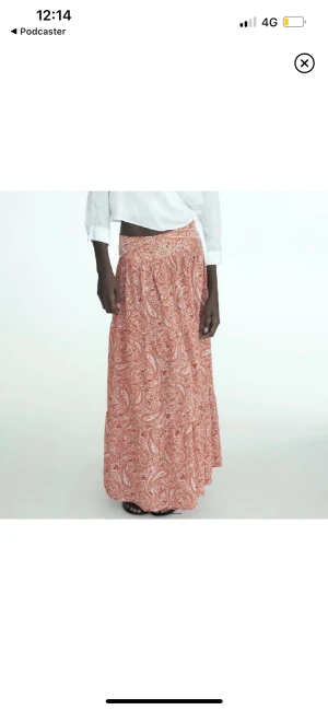 Zara kjol  - Säljer min slutsålda kjol som knappt är använd 🫶🏼 Storlek L men passar mig som brukar ha M! Kolla gärna mina andra annonser, säljer mycket fint 💕⚡️