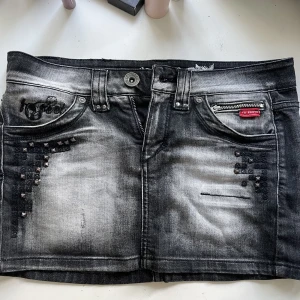 grå / svart jeanskjol - svart/grå jeanskjol. supersnygg men tycker den sitter lite tajt på mig, därav säljer jag. 