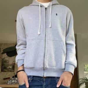 Snygg Ralph Lauren Hoodie i bra skick. Storleken är L men passar M också! Hör av er vid frågor👍