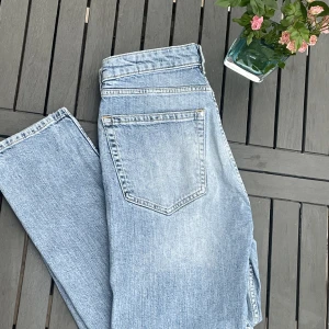 Blåa jeans från KARVE - Blåa snygga jeans från KARVE i storlek W30 i FIT TWEAK. Ekologisk bomull och tvättas i 40 grader. Snygga och bekväma välskötta trendiga jeans som passar till allt! Älskar de men är för små tyvärr. Skriv om du har några  funderingar:) 