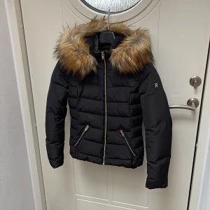 Vinterjacka - Jackan är i mycket bra skick! Knappt aldrig använd och är i storlek XS/32. Är ifrån Rockandblue.