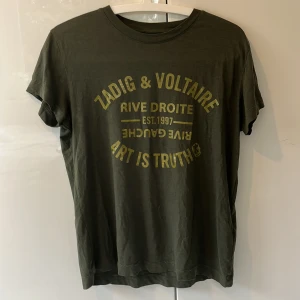 Zadig & Voltaire tröja - Super fin Zadig & Voltaire t-shirt 🥰bara andvänt den ett fåtal gånger så den är som ny