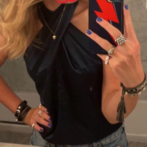 Bikbok topp - Säljer min absoluta favorit topp!! Jättefin till middagar eller så❣️❣️ Marinblå i satin material, som knyts i nacken💕Storlek M men sitter bra på mig med S/XS.