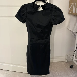 Klänning - Säljer denna fina klänning med öppen rygg då jag alldrig fått användning för den. Helt ny 