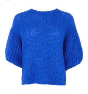 Stickad tröja💙 - Jätte fin stickad tröja från Black colour, perfekt till hösten💙💙 Original pris: 849kr                            Skriv för fler bilder💙