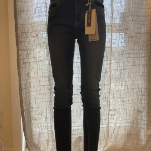 Barnjeans  - Jeans från kappahls märke LAB. Storlek 146. Aldrig använda. Köparen står för frakten. Använd köp nu funktionen. Skriv till mig för frågor och funderingar. 