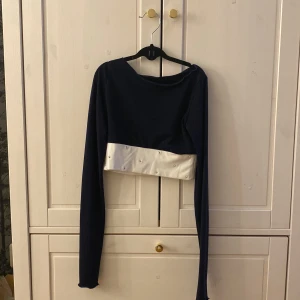 Karisma magtröja - En konståkningströja i mycket bra skick. Tröjan är inte sliten och har inga fläckar. Alla stenar är kvar, använt några gånger.  Nypris på tröjan är 1 369kr.  Säljer för 600kr