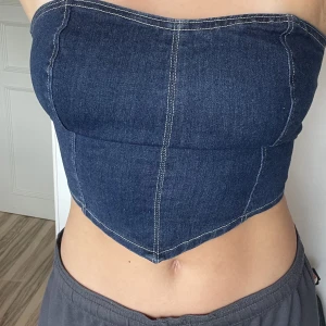 Korsett - Croppad jeans korsett, storlek m men skulle säga att den sitter mer som en s. Aldrig använd