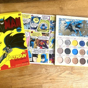 Kylie Cosmetics Batman Pallet - Säljer min Batman pressed powder pallet. Mycket gott skick. Har använt två av skuggorna någon enstaka gång och någon är endast testat. Hälften har inte ens swatchas.   Riktigt bra pigment.  Hämtas i Hammarbyhöjden eller skickas mot tillkommande frakt