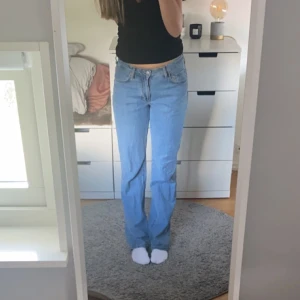 low waist jeans💞 - funderar på att sälja mina low straight jeans från bikbok på grund av att  de inte används så mycket längre💕färgen stämmer bra med de första bilderna! nypris 699kr,  lägg prisförslag 